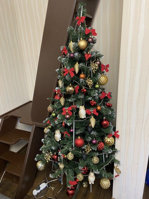 Продам елку европейскую искусственную разборную с игрушками гирляндами