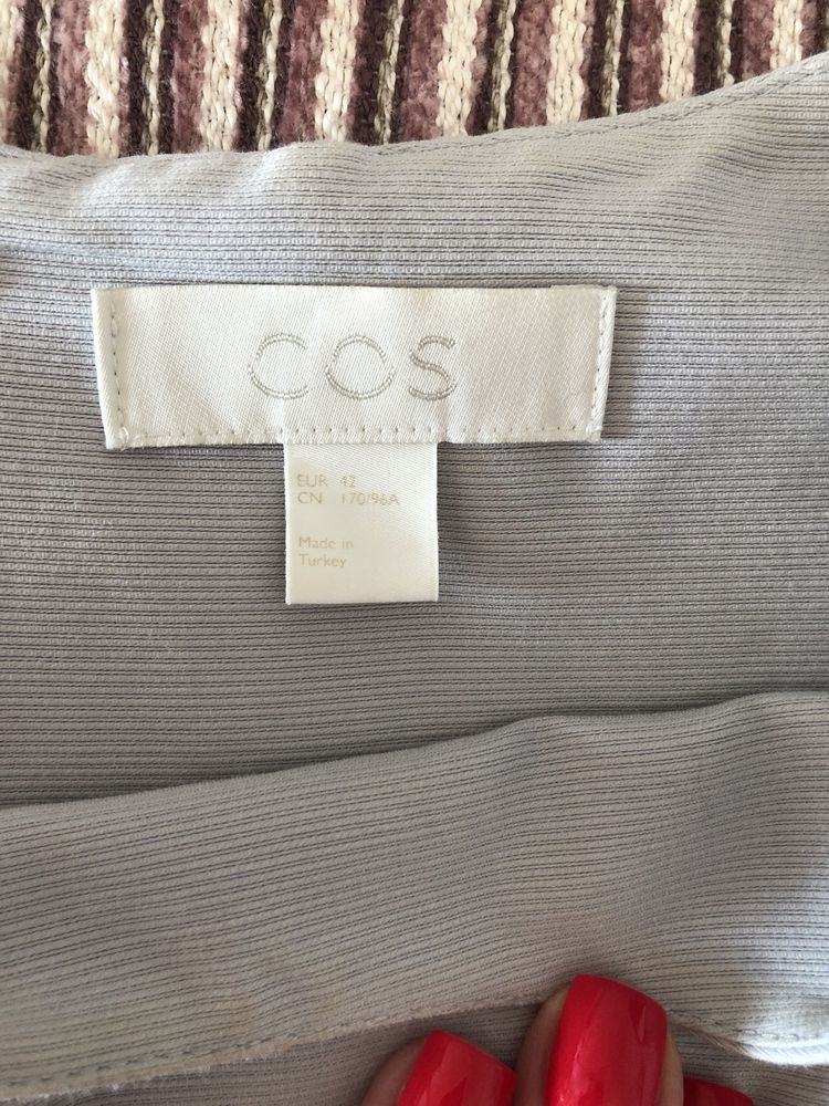 Платье бренда Cos