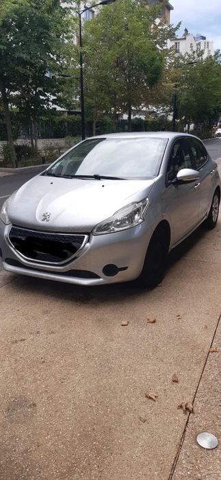 Peugeot 208 cinzento