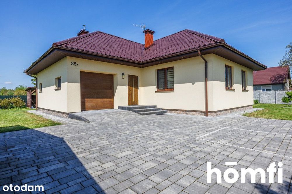 Dom wolnostojący ogrodem oraz tarasem