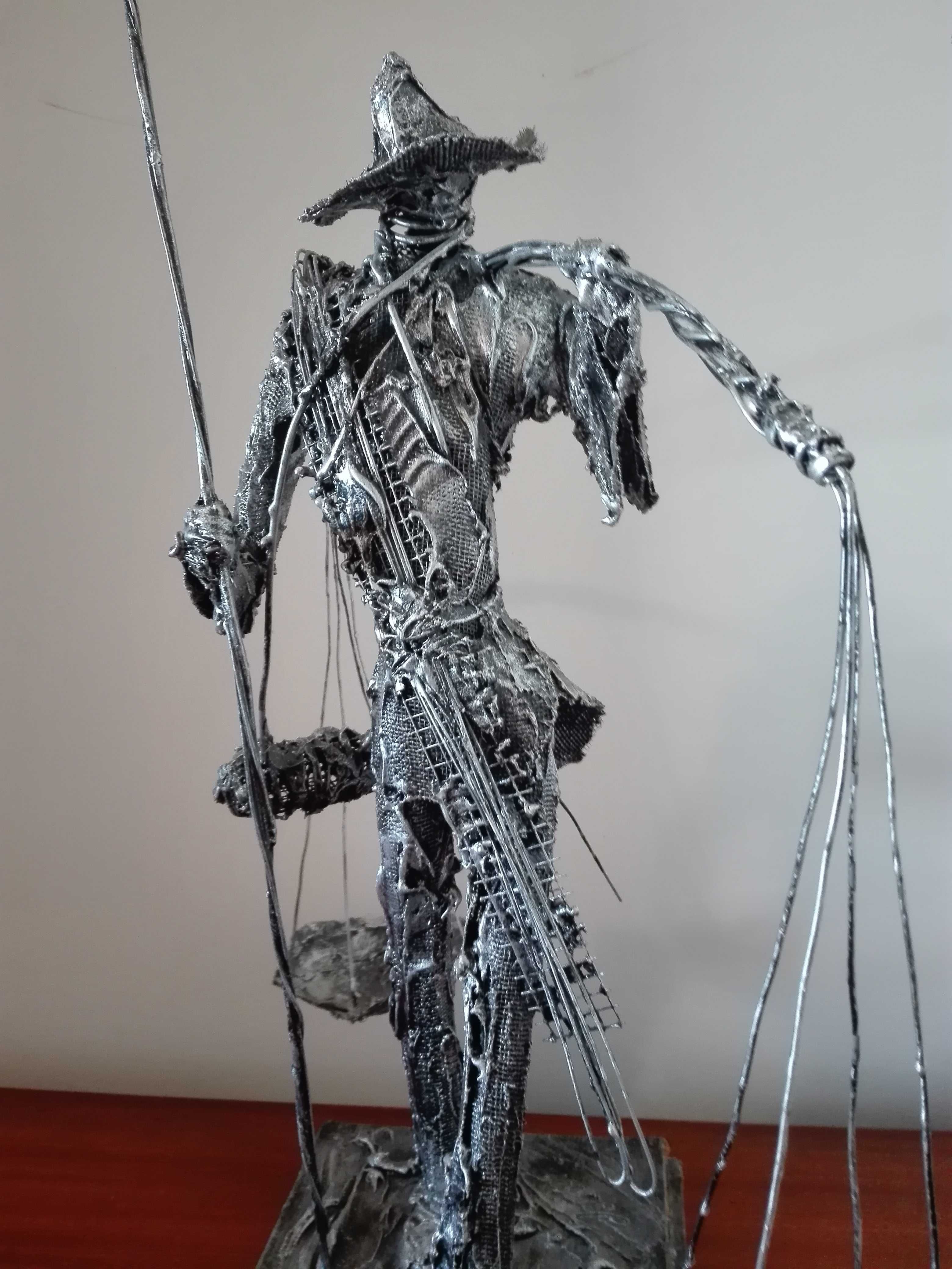 Estatueta escultura de pescador vendedor de peixe ambulante