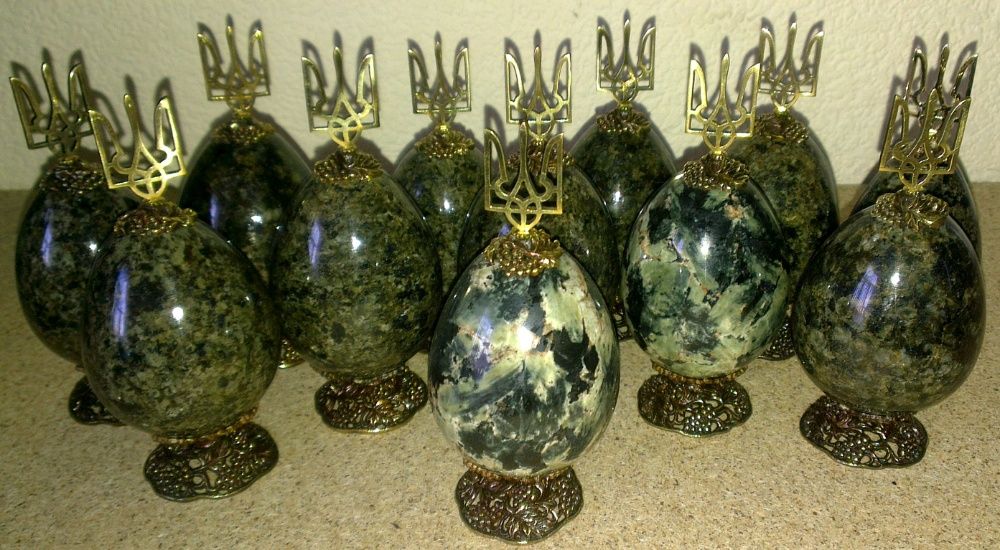 Сувенирное яйцо (камень, гранит), с литьем