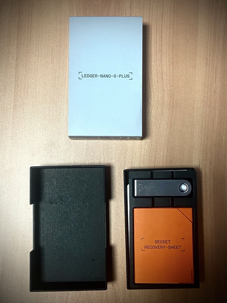 Ledger Nano S Plus - Pen de Cryptomoedas