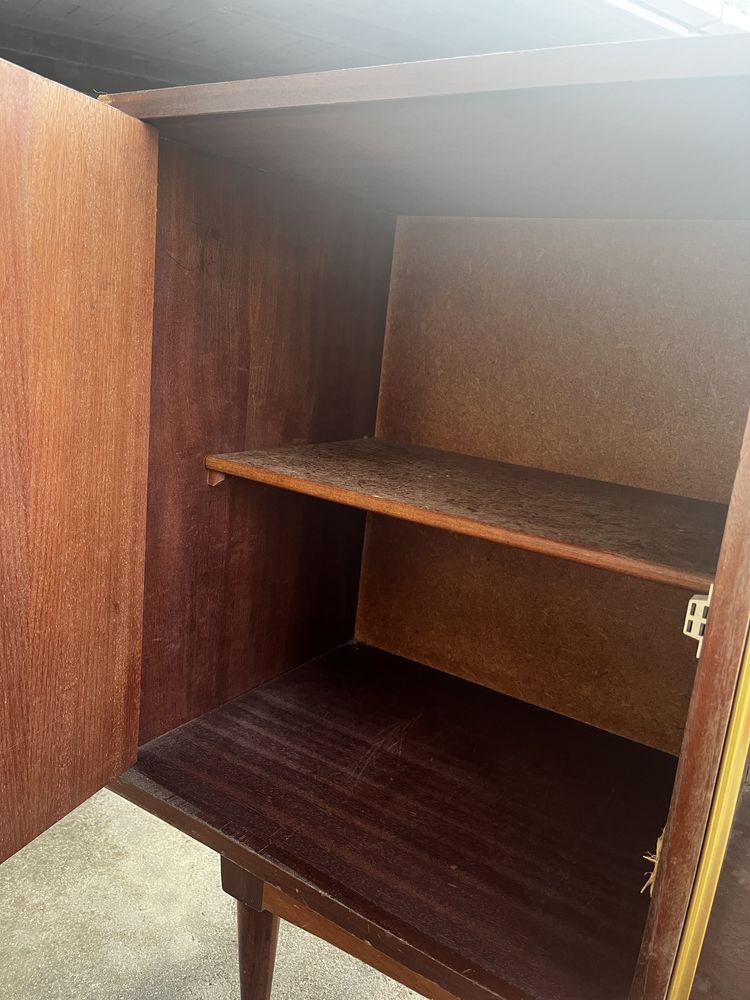 Móvel Antigo com vitrine para restauro