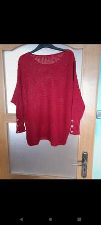 Sweter czerwony z ozdobnymi guzikami, rozmiar uniwersalny