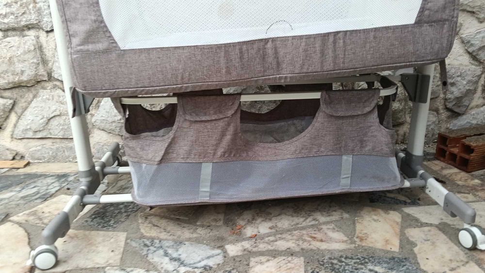 Cama de bebé com balanço automático