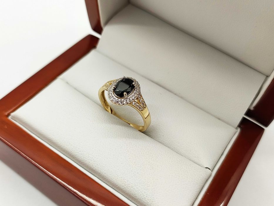 Śliczny złoty pierścionek z ciemnym oczkiem r.14 585