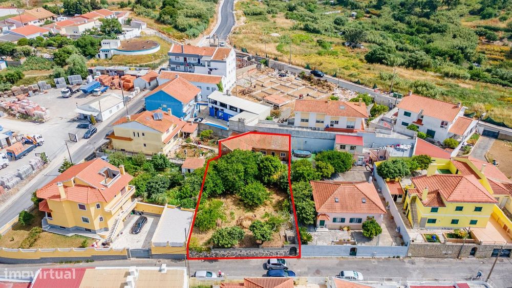 Moradia T4, na Agualva-Cacém, com terreno de 555m2