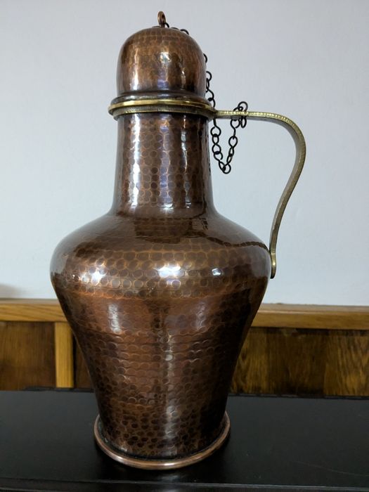 Peça em cobre com 40 e 25cm de altura e largura respetivamente