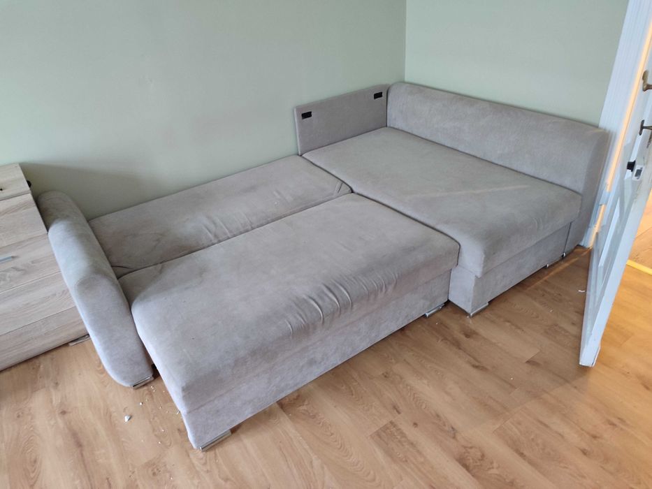 Kanapa narożna z funkcją spania.