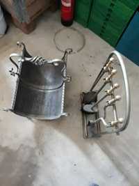 Cesto e utensílios de lareira em ferro forjado