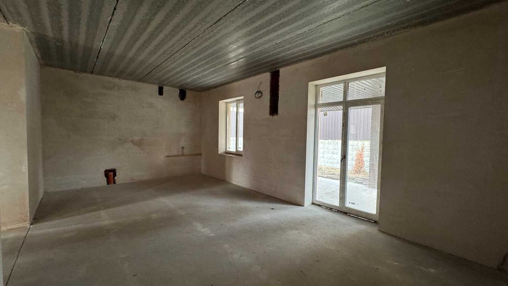 Великий будинок з терасою, ділянкою. єОселя, постанова, сертифікат