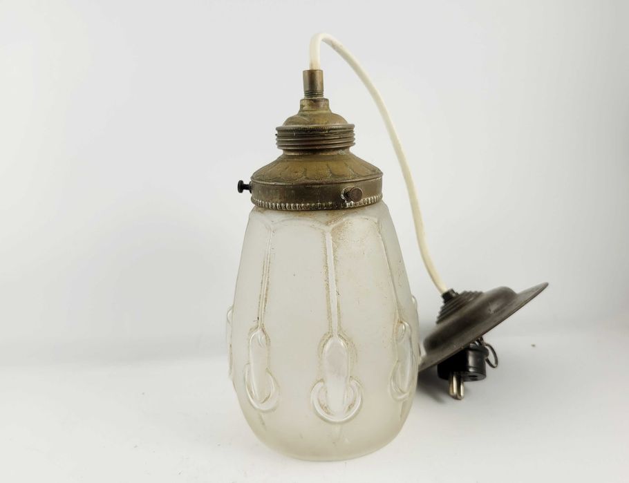 Stara lampa sufitowa z mosiężną oprawką i porcelanką – długość 42 cm