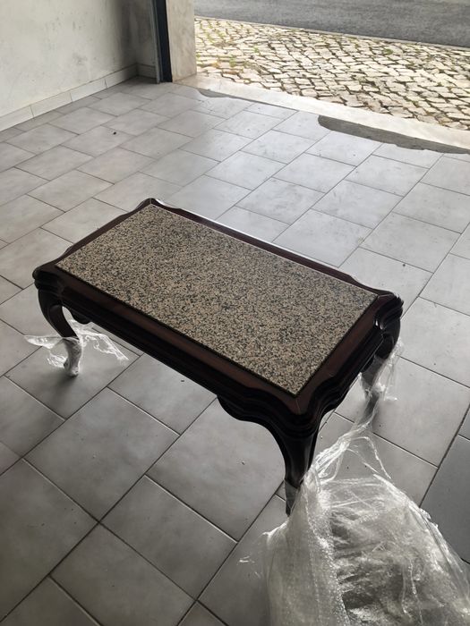 Mesa de madeira e tampo de pedra em exelente estado