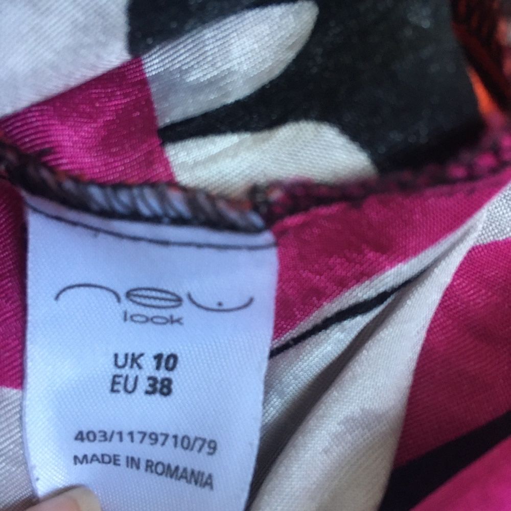 Letnia sukienka w asymetryczny wzor kwiatowy 38