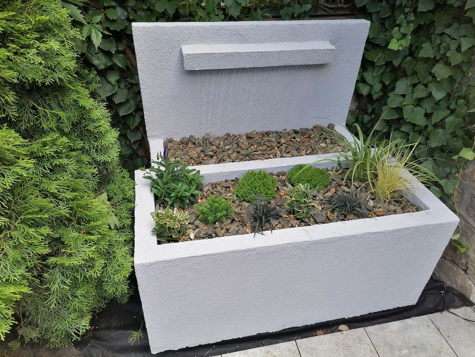 Duża fontanna z donicą do ogrodu, na taras do hotelu