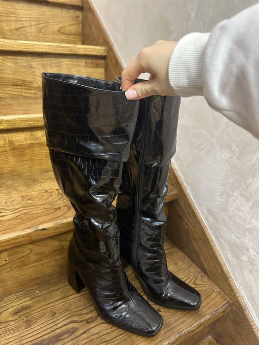 Трендові лакові чоботи на каблуку