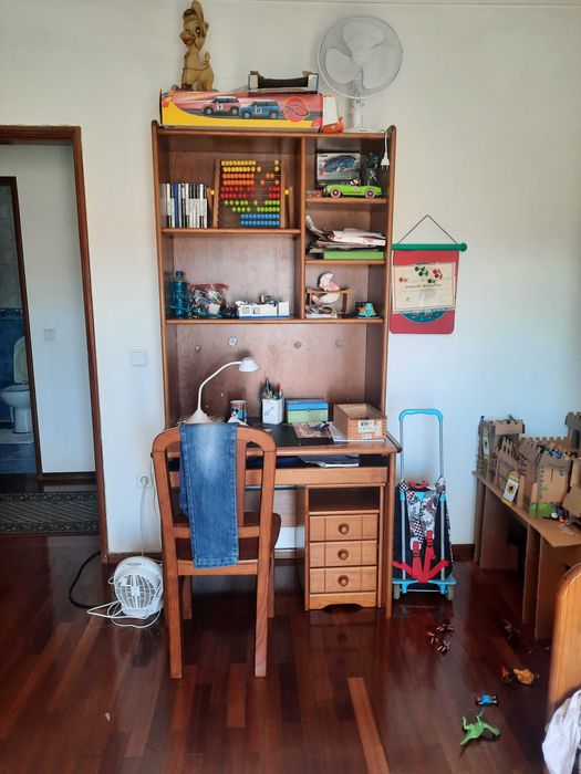 Estudio em pinho maciço muito bom estado