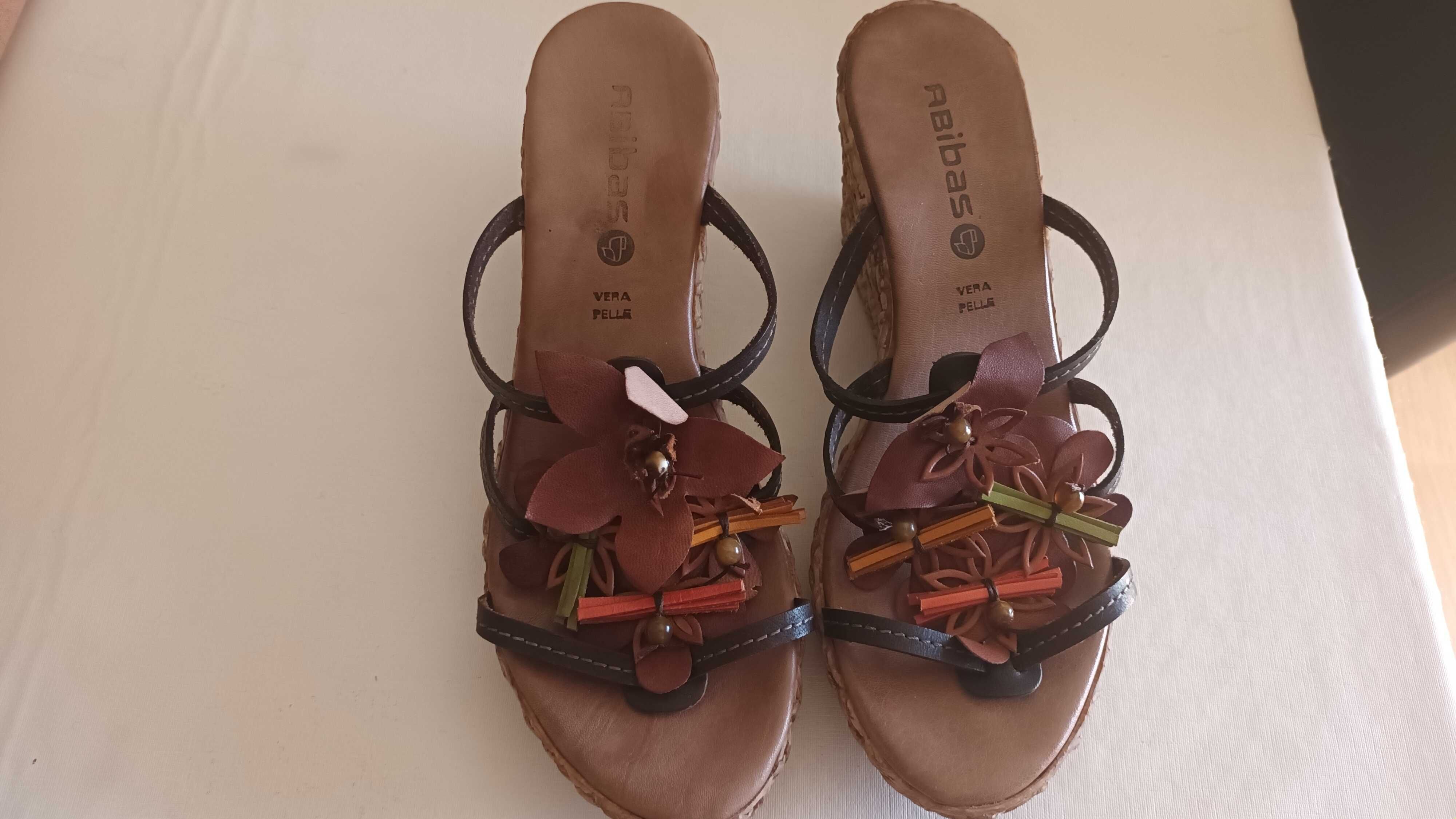 Chinelas de cunha em pele