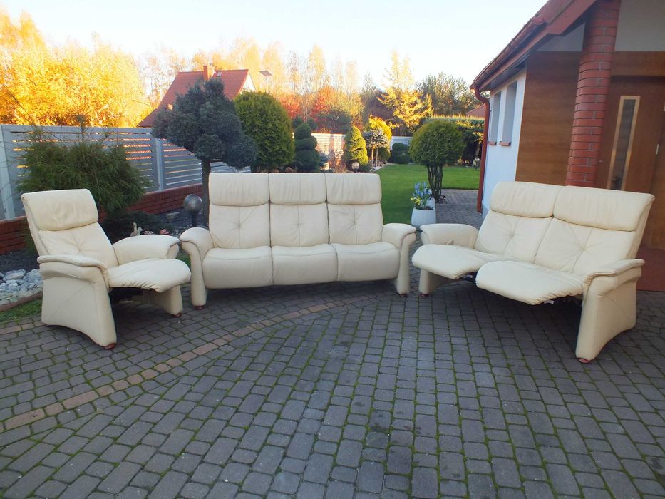 Zestaw wypoczynkowy skórzany z funkcją relaks kolor ecru.