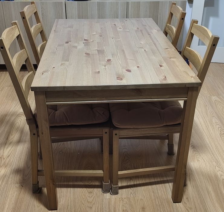 Mesa e 4 cadeiras (IKEA)