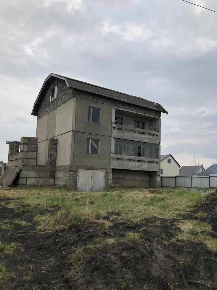 Земельна ділянка, та просторий двохповерховий будинок