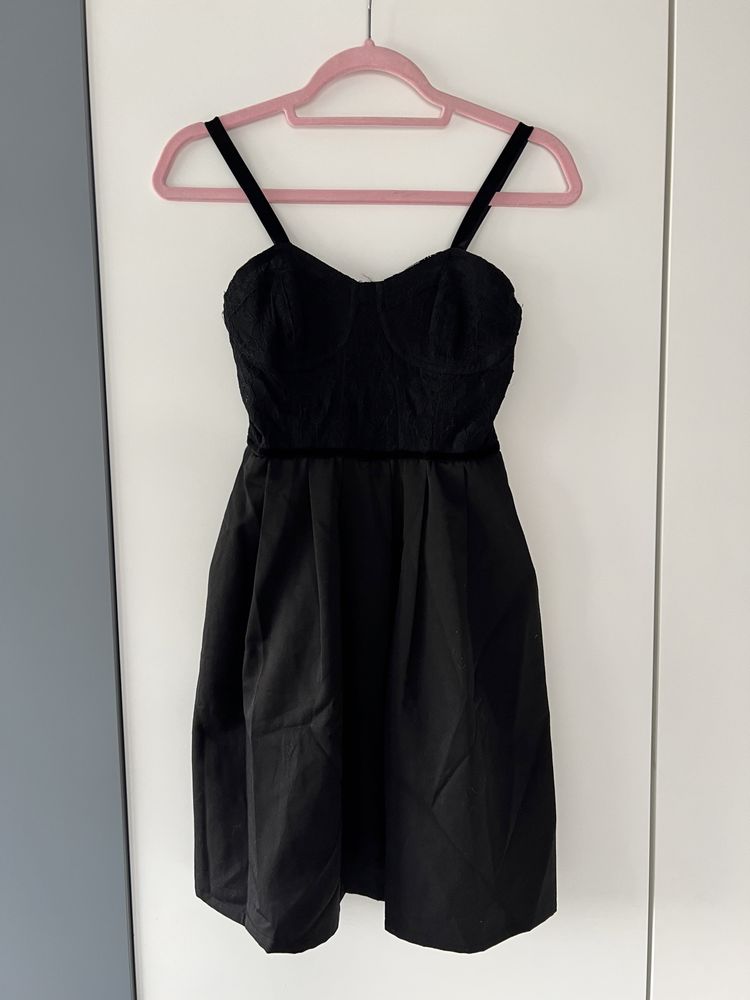 Stradivarius sukienka mała czarna rozkloszowana 36 S nowa koronka