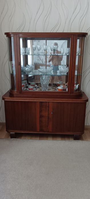 Продам  винтажную горку  для гостинной