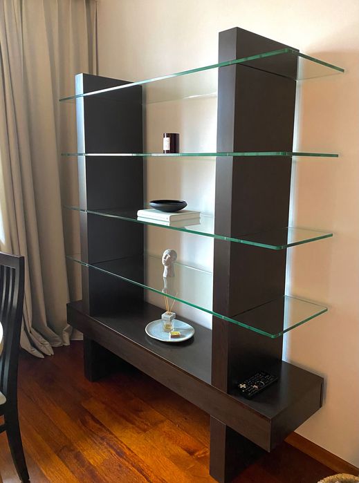 Regał z ciemnego drewna ze szklanymi półkami