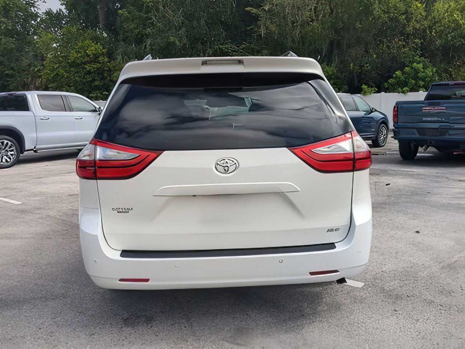 Toyota Sienna      2015