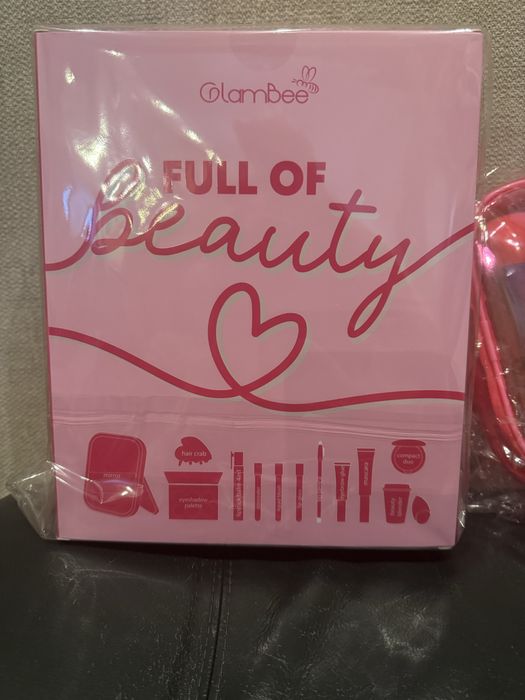 Glambee адвен кадендар з набором для макіяжу