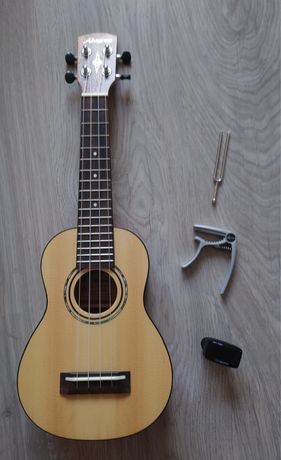 Ukulele sopranowe Alvarez RU26S + pokrowiec + tuner + kapodaster