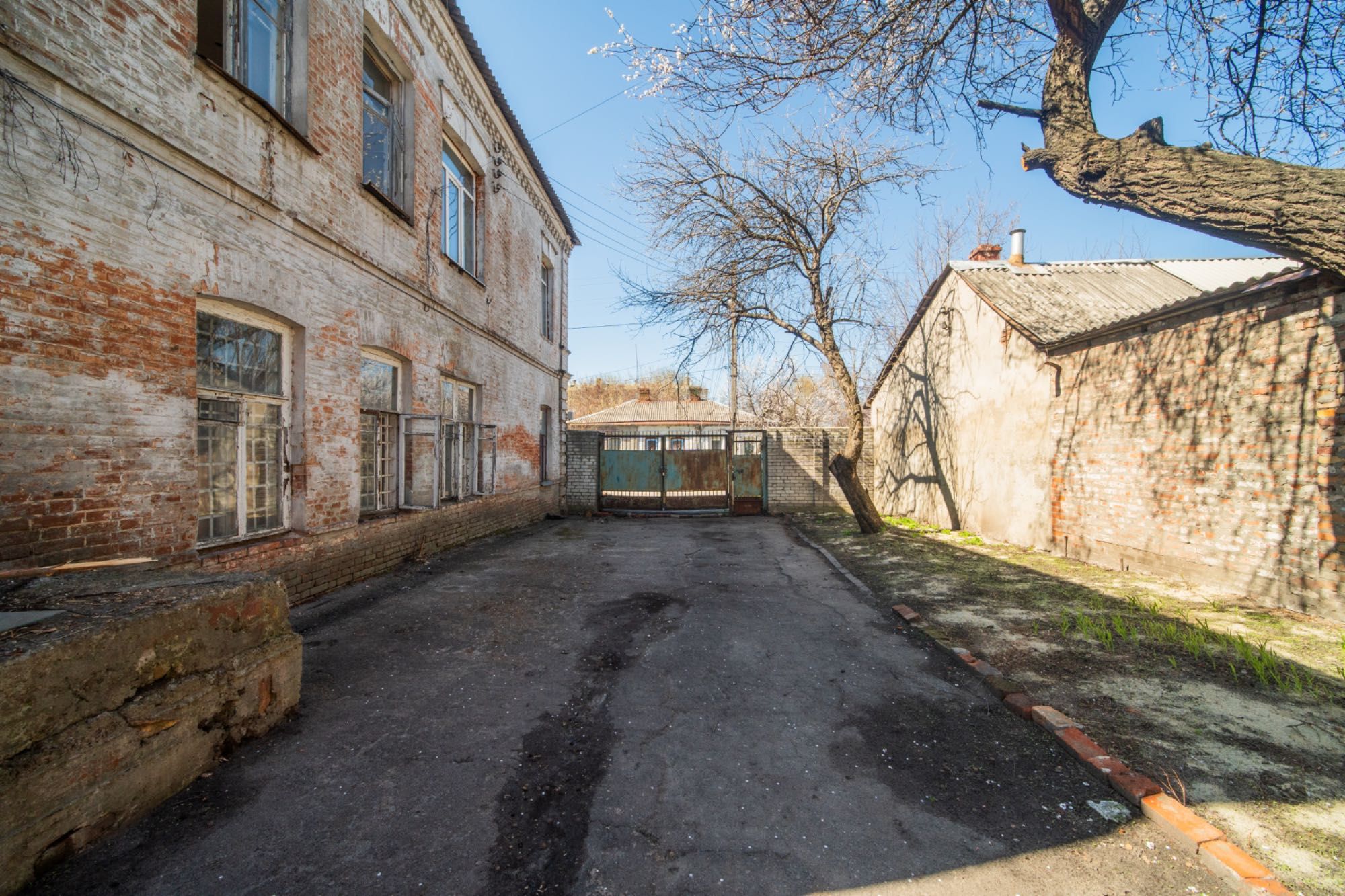 Продаж комерційного комплексу окремих будівель з двором в центрі