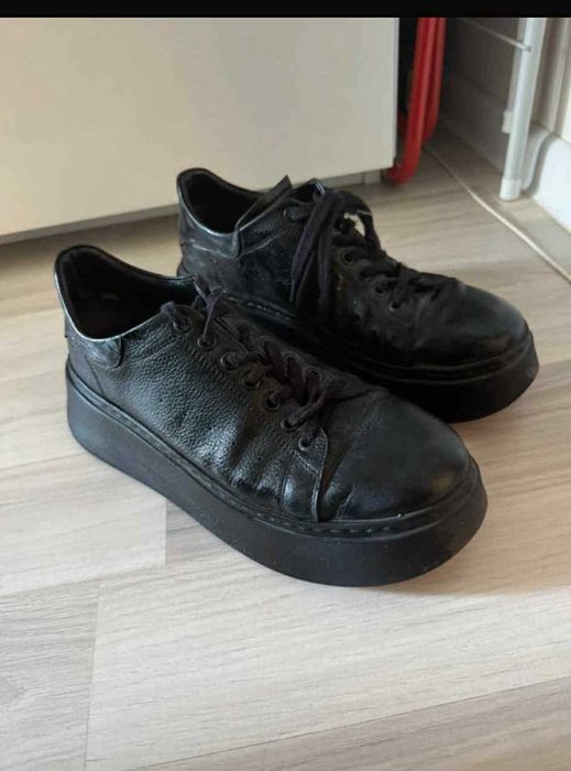 Czarne buty skórzane na podwyższanej podeszwie