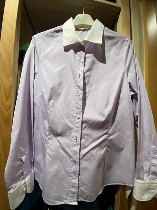 Camisa lilas com gola e punhos brancos