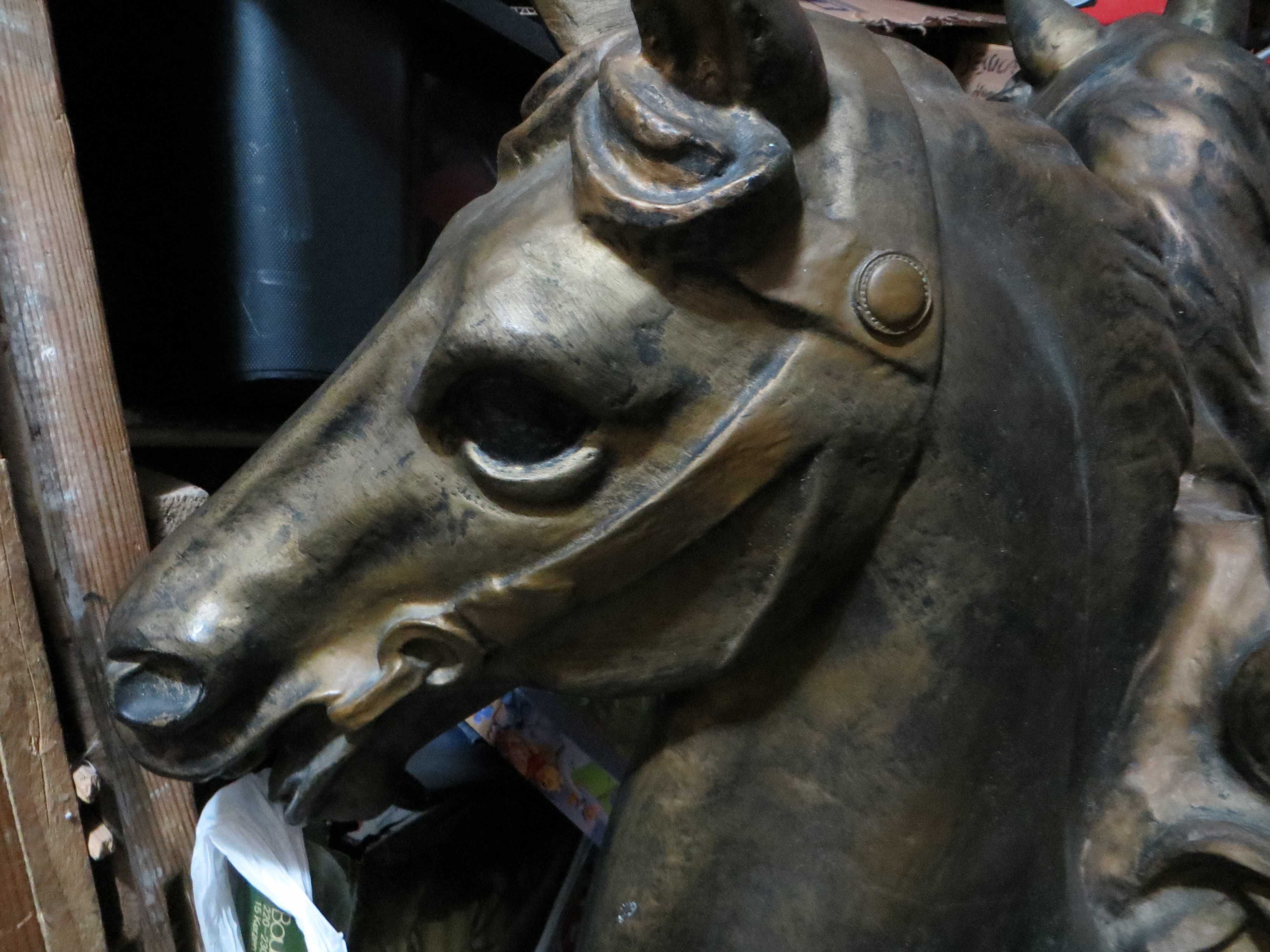 Figura trzy głowy koni  cena do ustalenia