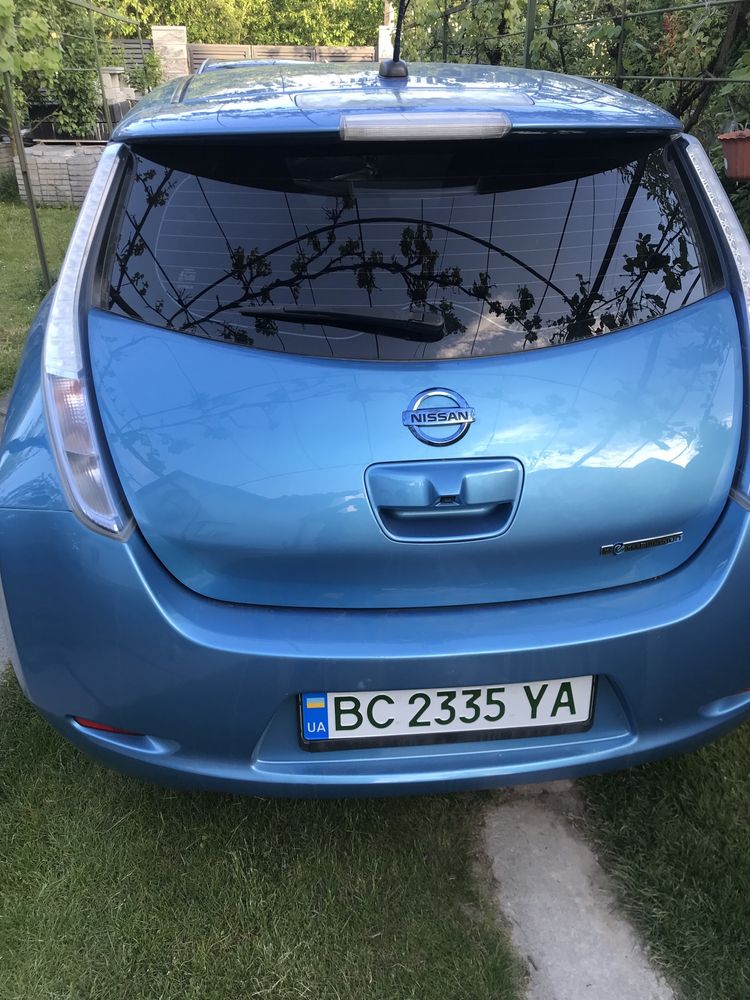 Nissan Leaf 2011 року