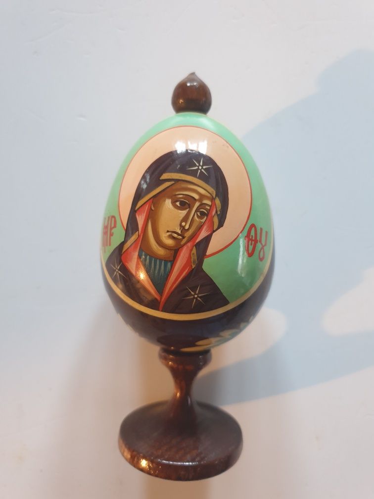 Ovo em madeira pintado à mão com imagem religiosa - igreja ortodoxa
