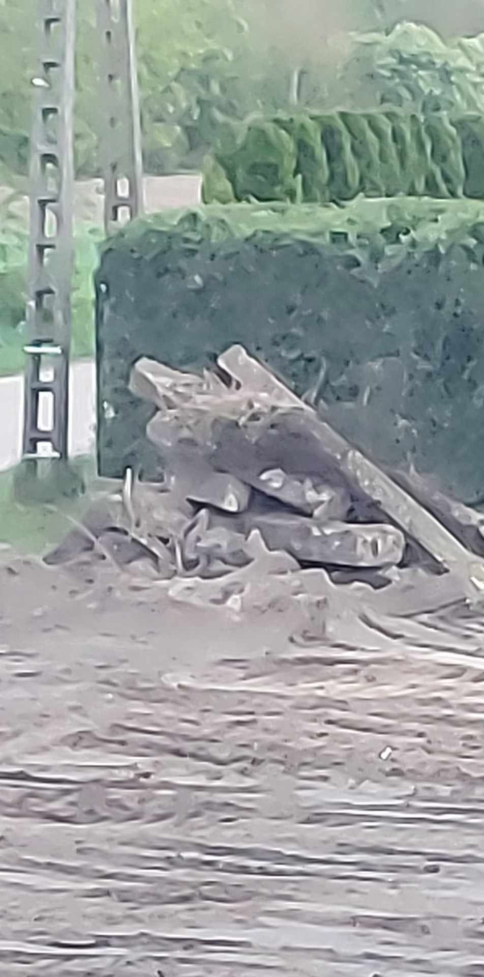 Słupki betonowe oraz fundament