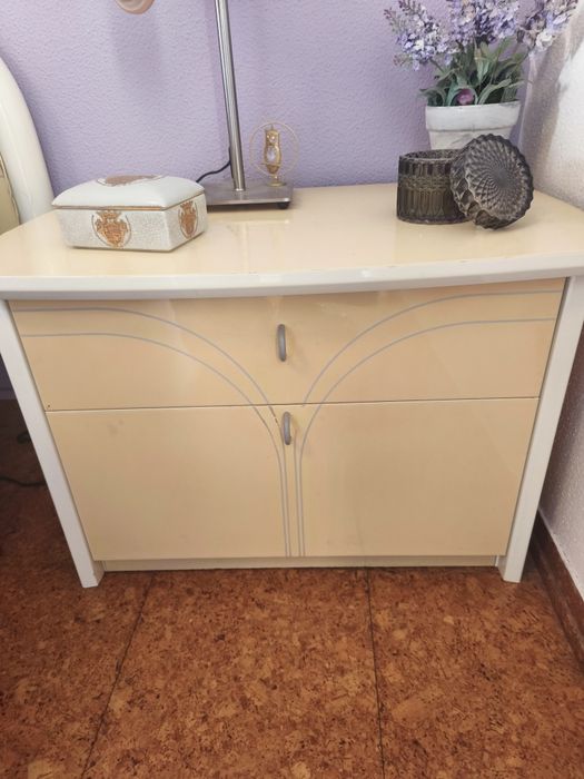 Conjunto de Quarto Bege e Branco com cabeceira, cómoda, mesas cabeceir