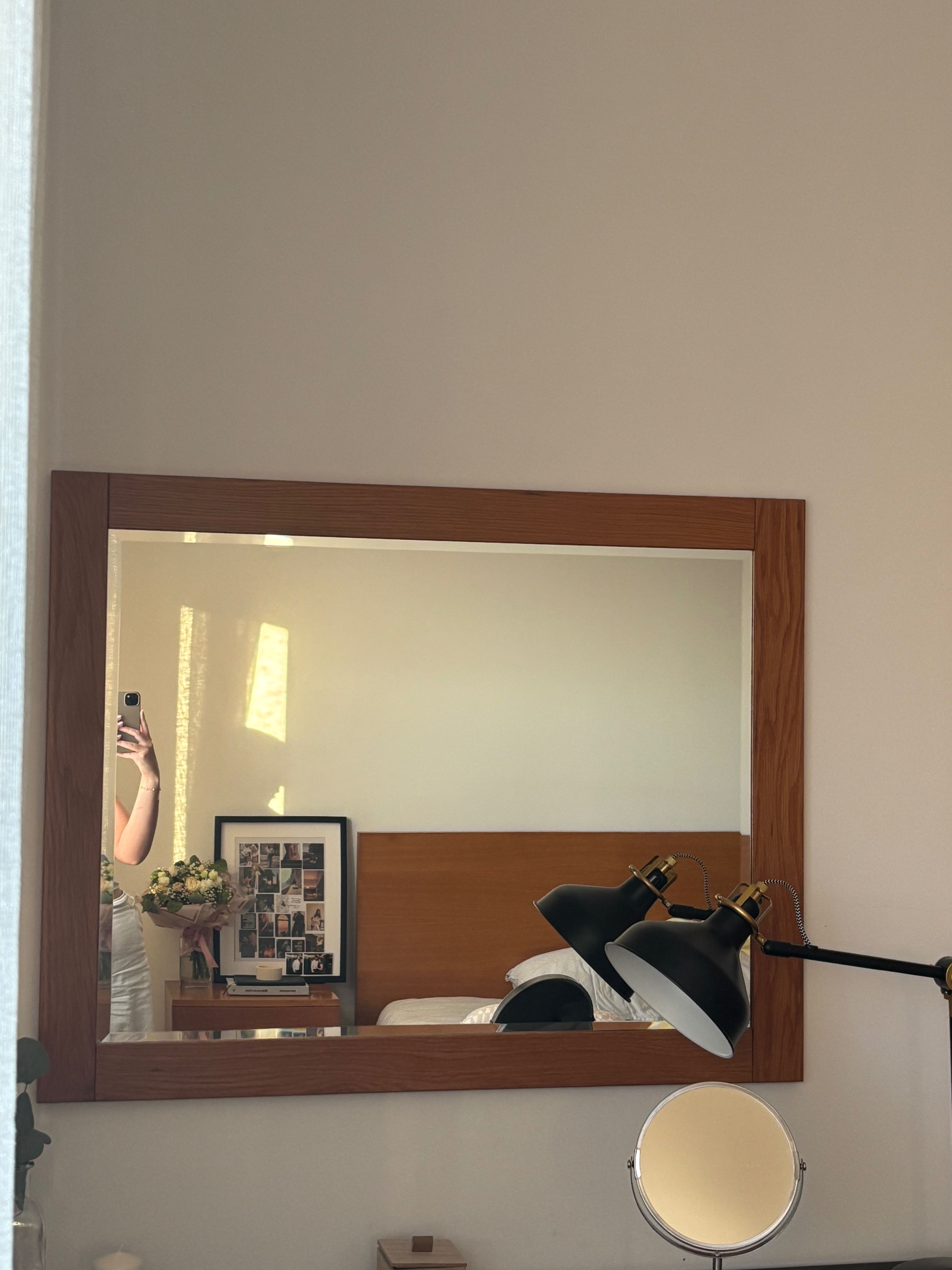 Espelho decorativo com moldura em madeira
