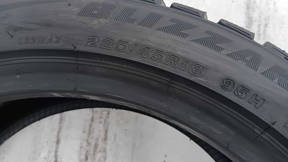 225/45/18 Bridgestone blizzak lm-32