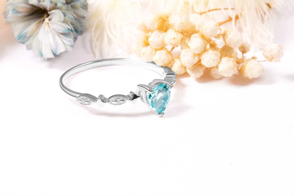 Кольцо  из белого золота с топазом