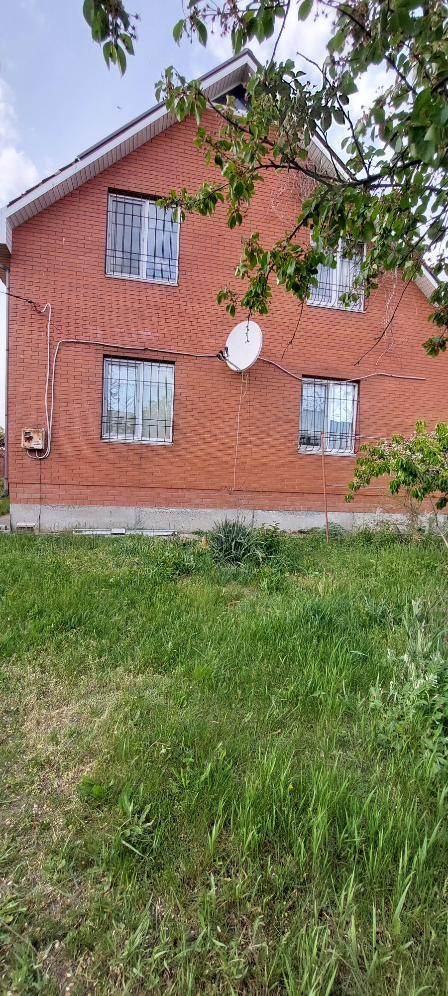 Продам 2-х эт дом в Новоселовке  на берегу судоходной реки