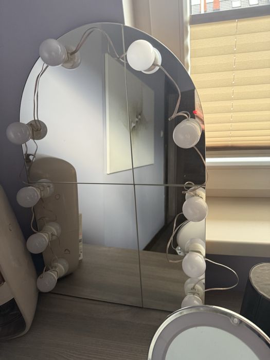 Lustro o nietypowym ksztalcie plus oswietlenie