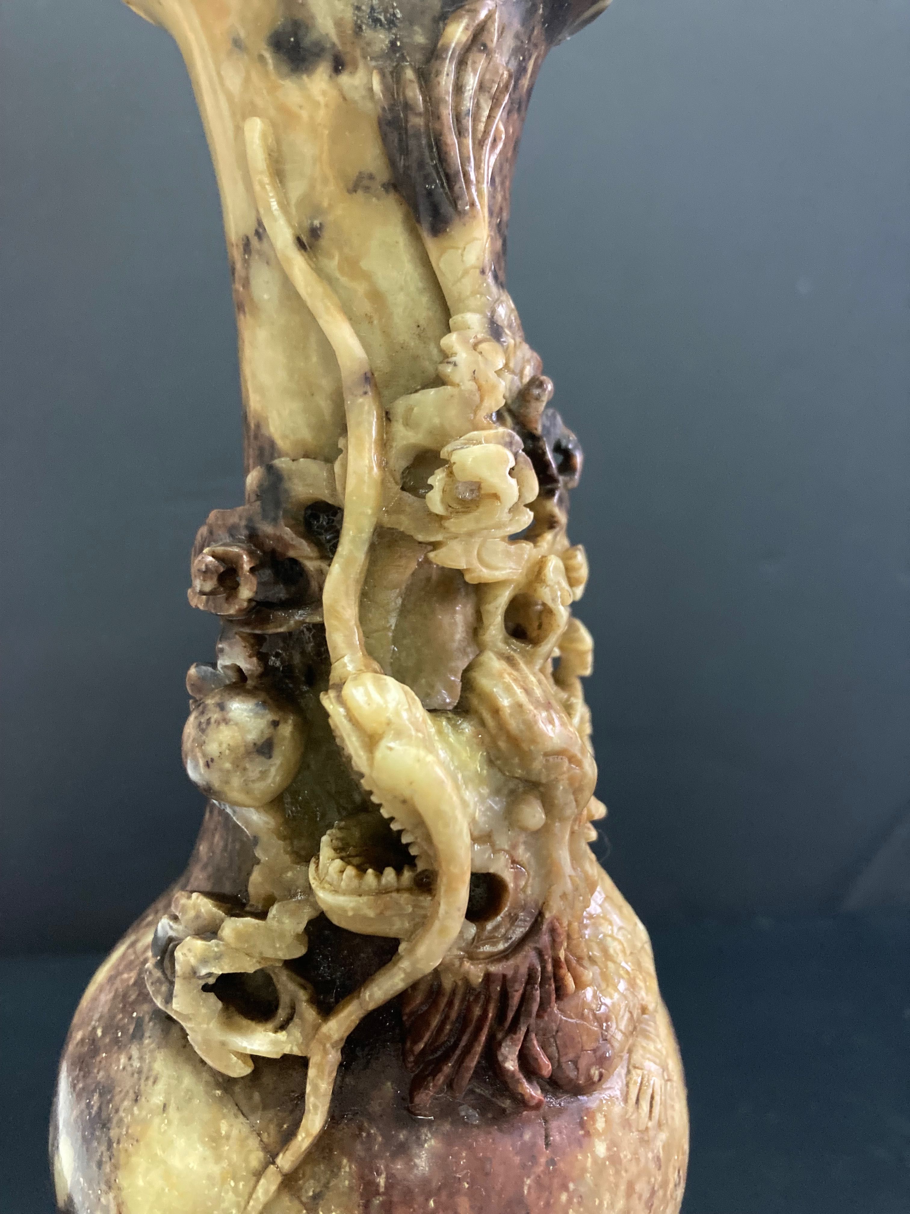 Jarra esculpida em pedra-sabão