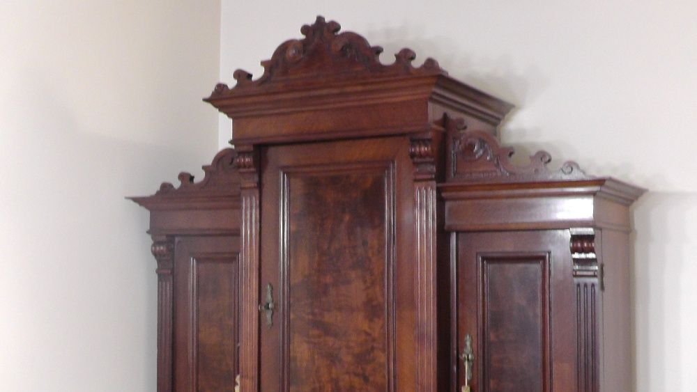 Eklektyczny stary kredens