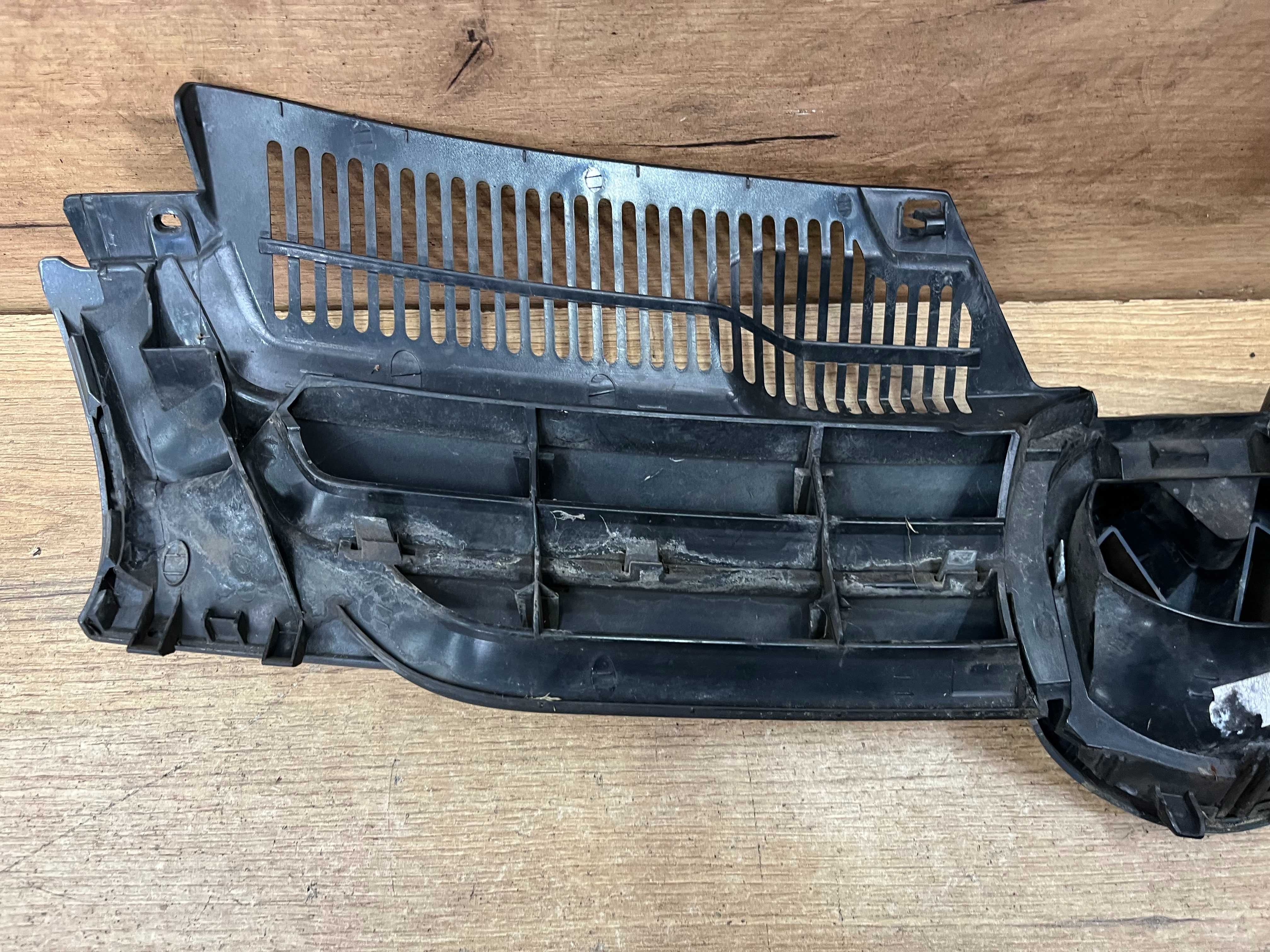 Grill/atrapa/kratka zderzaka Volkswagen Golf 5 kolor la7t