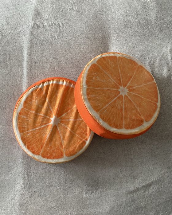 Dwie poduszki w kształcie pomarańczy