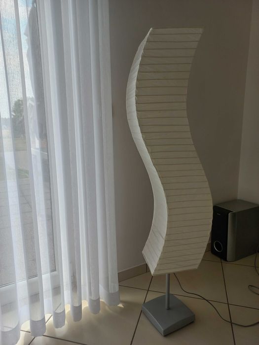 Lampa stojąca z papierowego abażuru